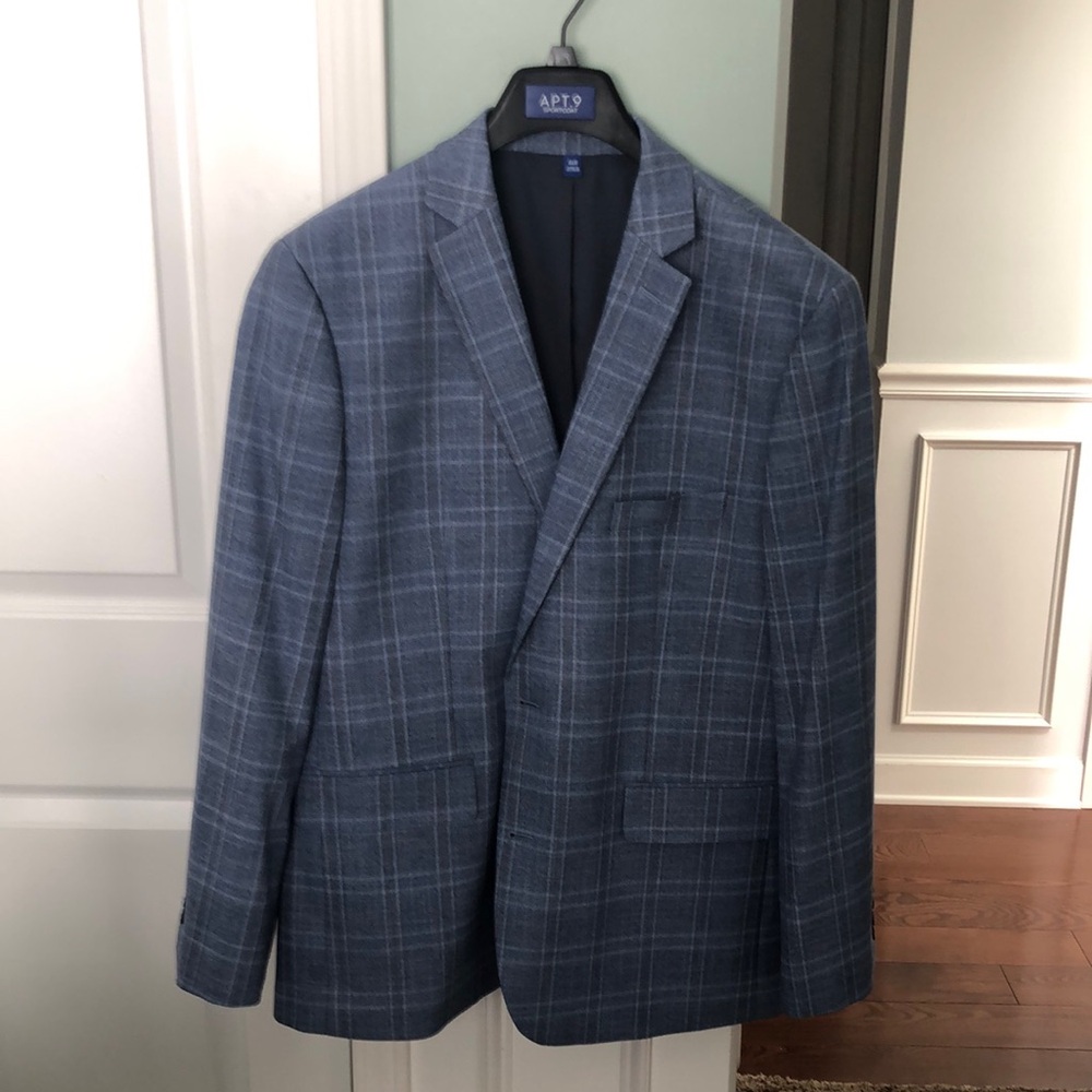 Men’s APT 9 Blue sport coat. New condition